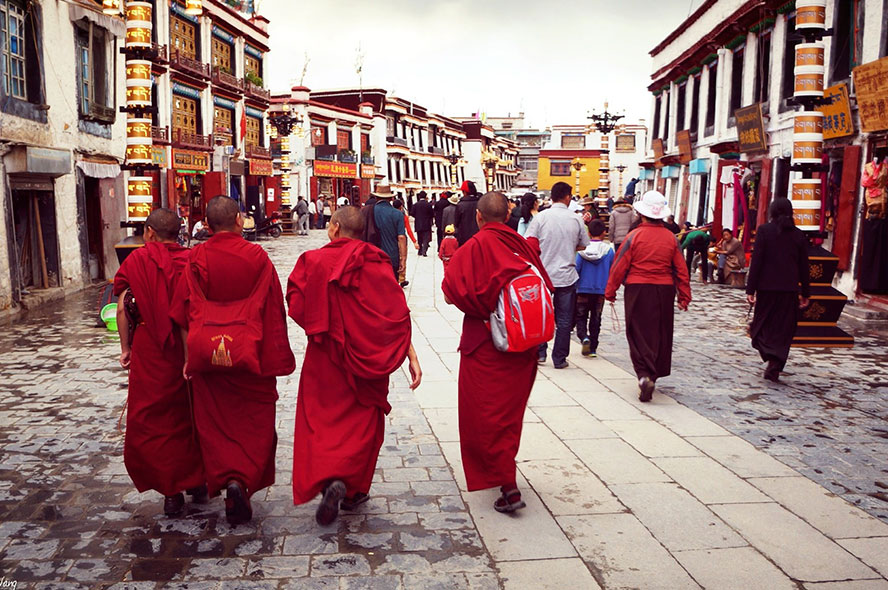 西藏的民俗——别具一格的抛石运动