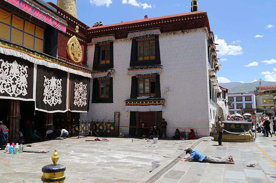 西藏林芝巴松措湖边的结巴村：躺在别墅看雪山