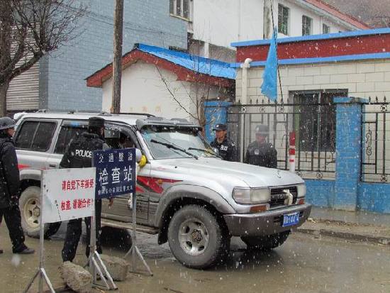 察隅县民警正在执勤