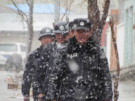 察隅县公安局的执勤民警