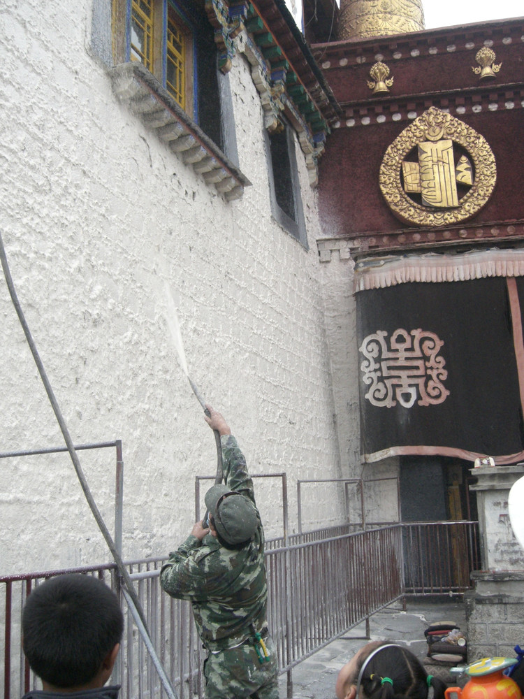 降神节准备事项正在涂墙