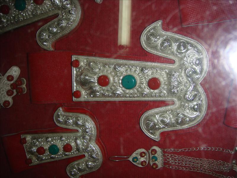 西藏藏族特色浓郁的腰饰饰品介绍及特点_西藏