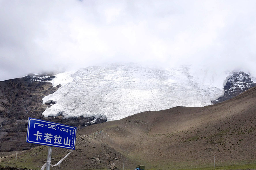 珠穆朗玛峰上沉甸甸的雪